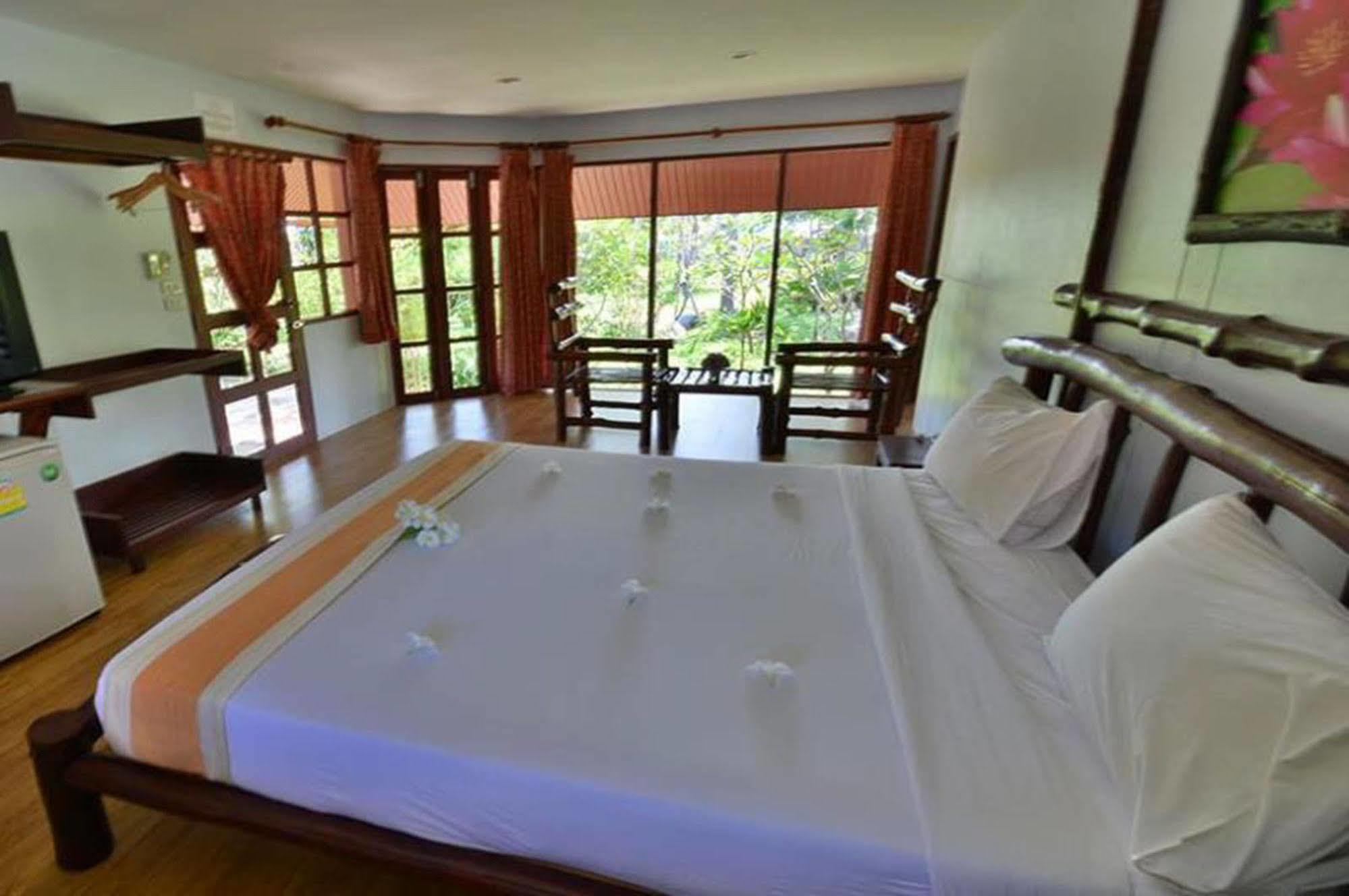 Alongkot Beach Resort Khanom Exteriör bild