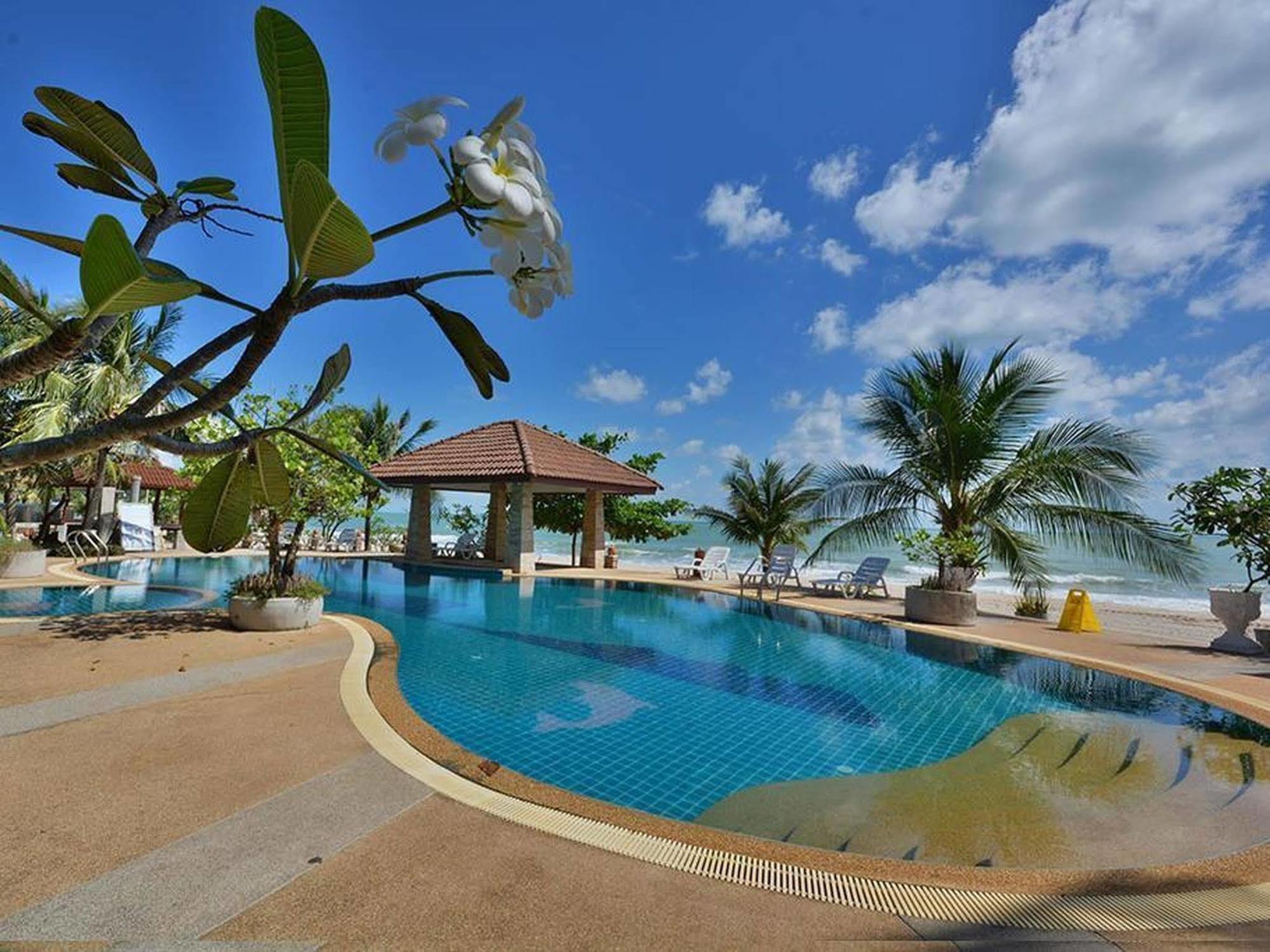 Alongkot Beach Resort Khanom Exteriör bild