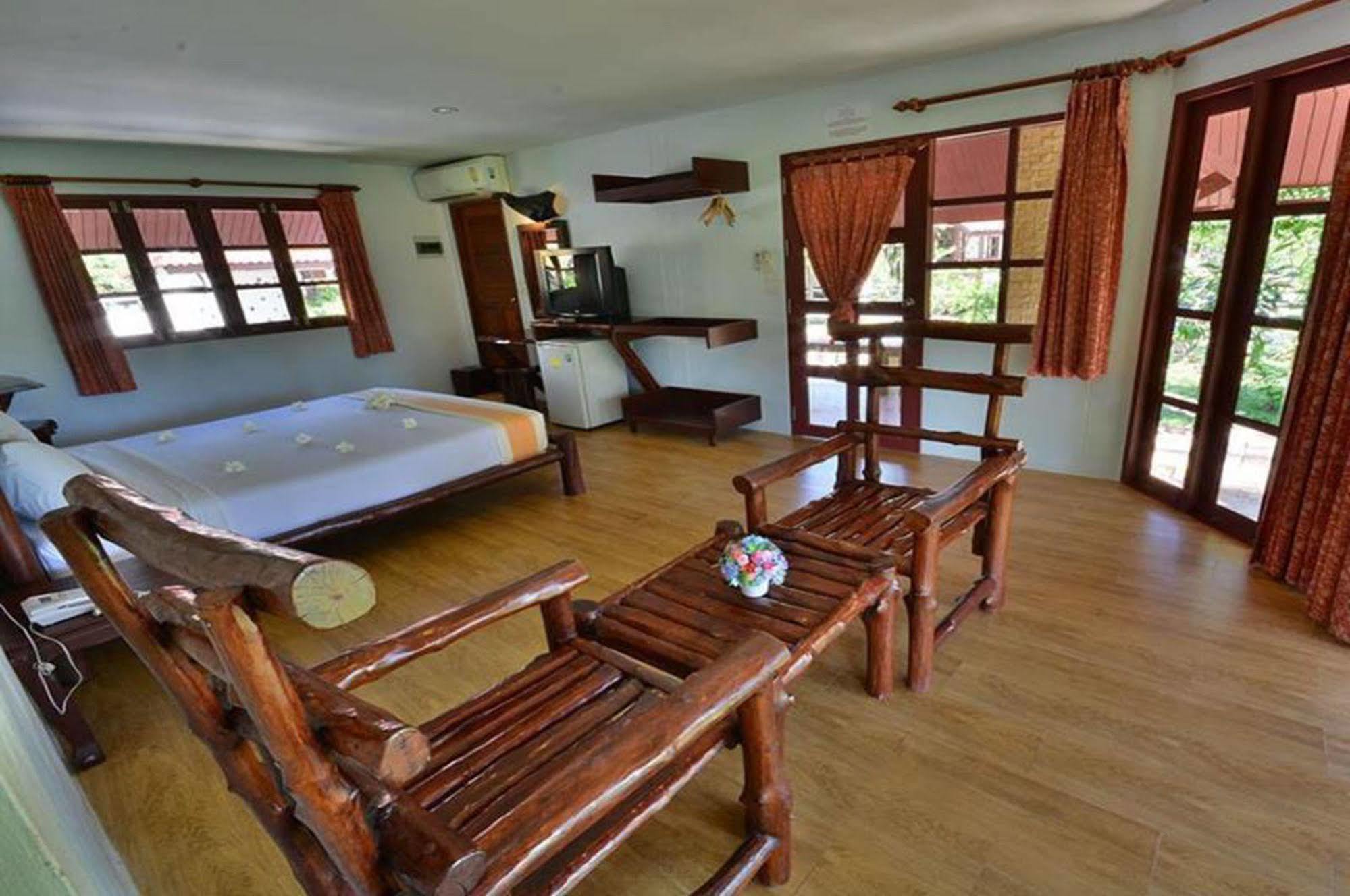 Alongkot Beach Resort Khanom Exteriör bild