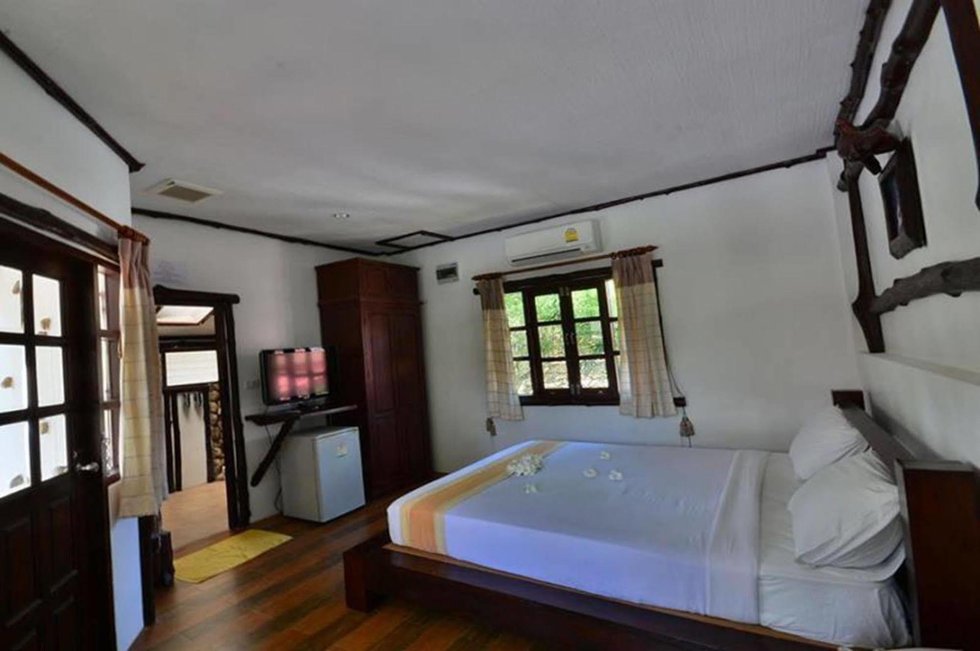 Alongkot Beach Resort Khanom Exteriör bild