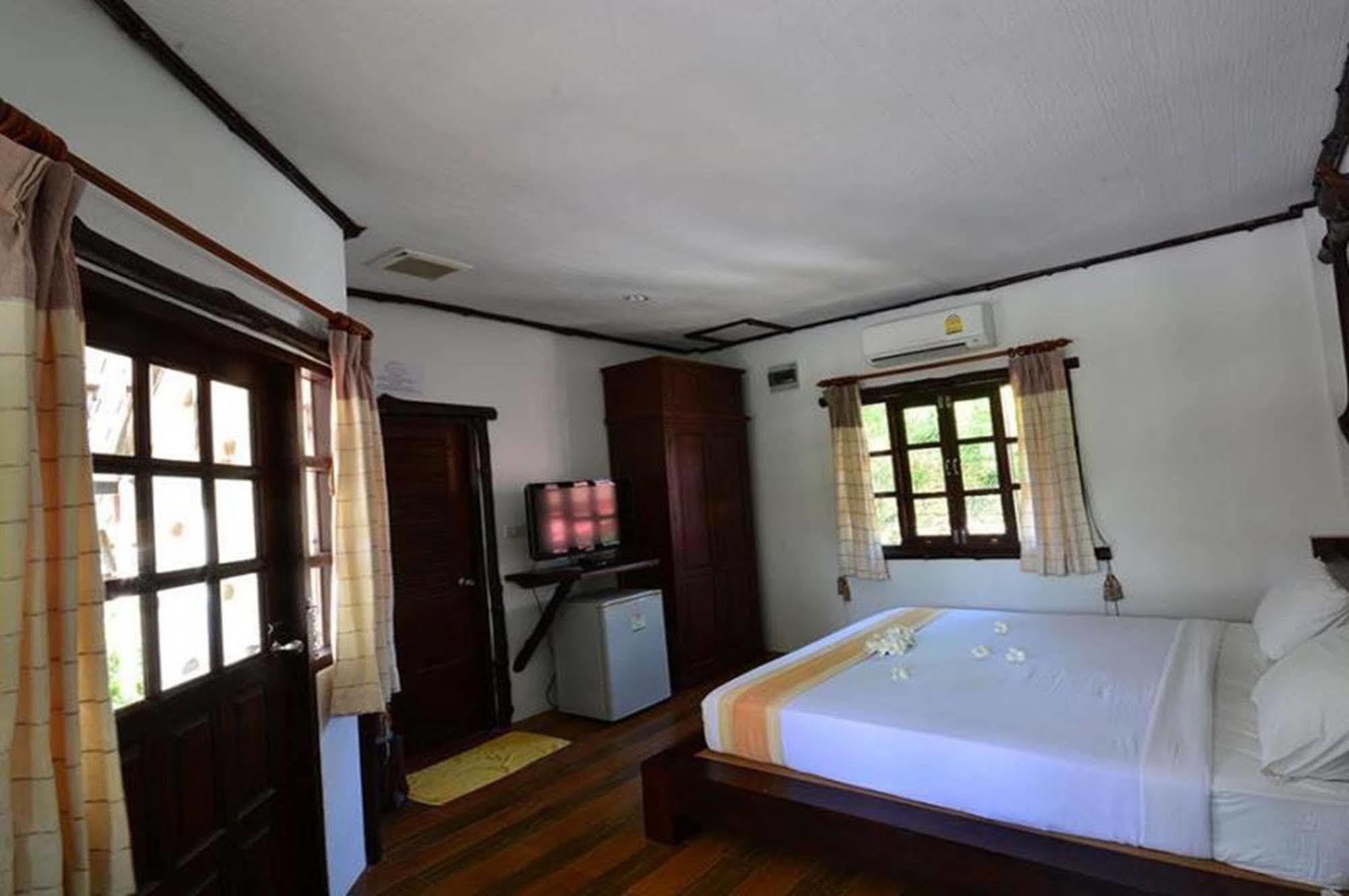 Alongkot Beach Resort Khanom Exteriör bild
