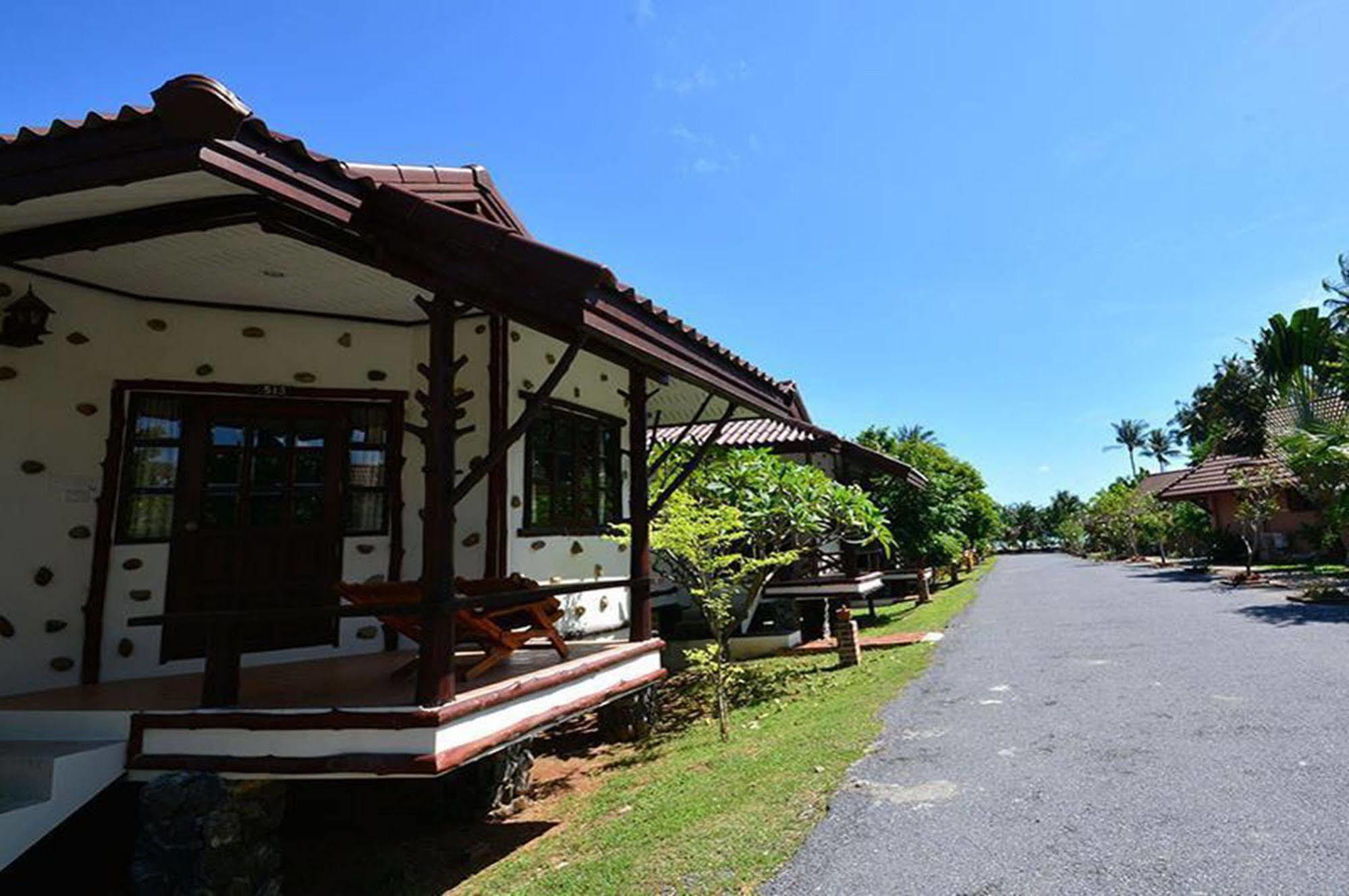 Alongkot Beach Resort Khanom Exteriör bild