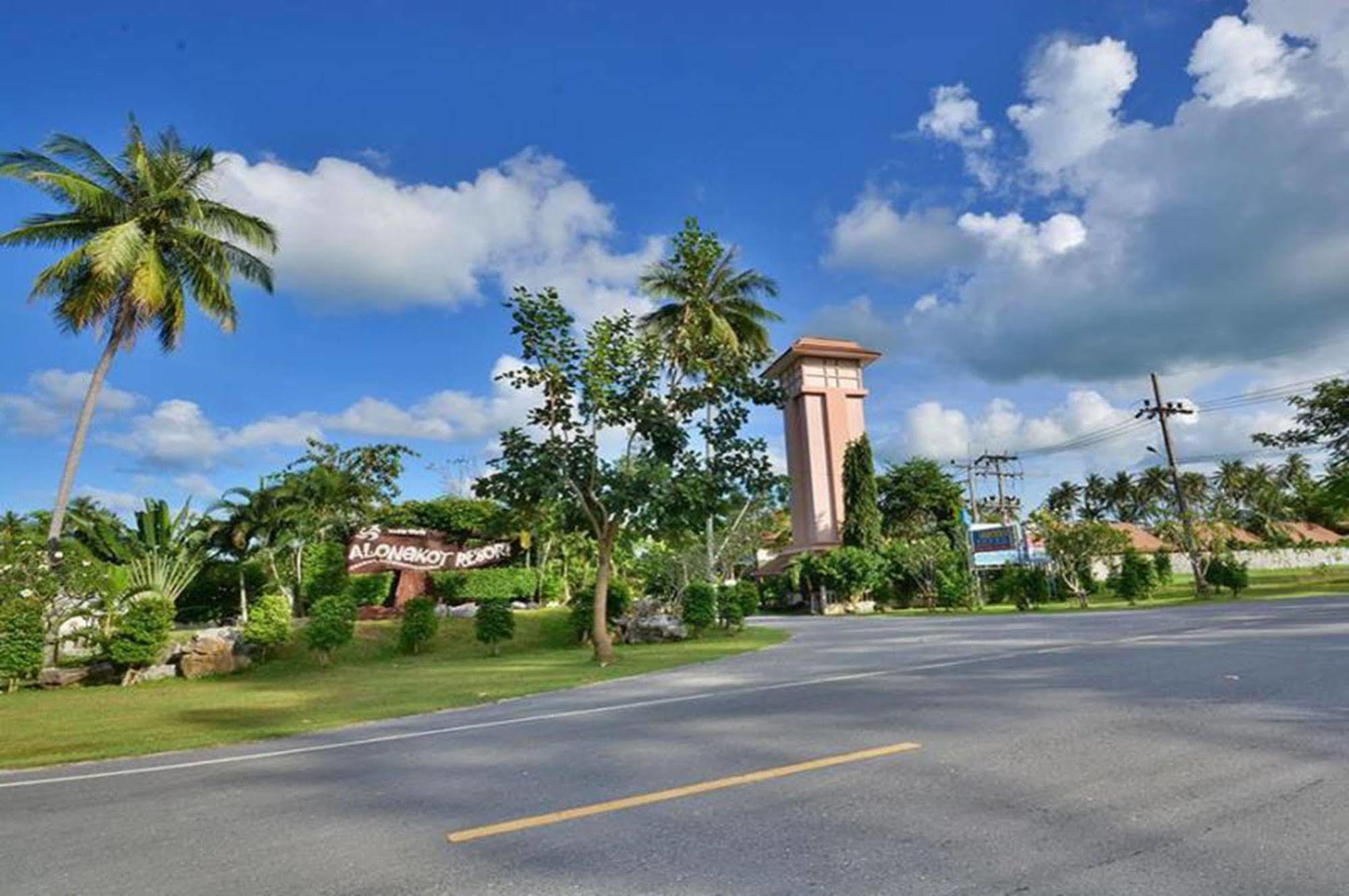 Alongkot Beach Resort Khanom Exteriör bild